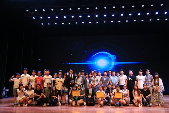 领导与演职人员共同合影 刘华清摄.JPG