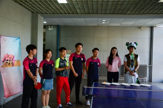 主持人与学校国球社学生组队,进行乒乓球接力游戏 孙建军 摄.jpg