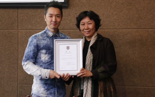 徐欣院长代表万象城awc官网登录入口为高少康先生颁发荣誉教授证书.jpg