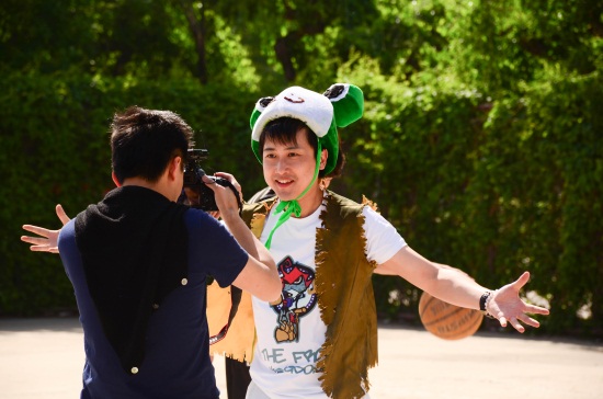 节目男主持人在互动拍摄 孙建军 摄.jpg