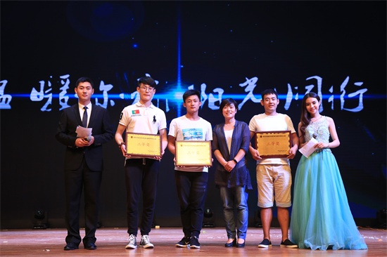 党委副书记、校长助理王晓岩为三等奖获得者颁奖 刘华清摄.JPG