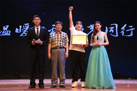 党委书记、副校长王清山为一等奖获得者颁奖 刘华清摄.JPG