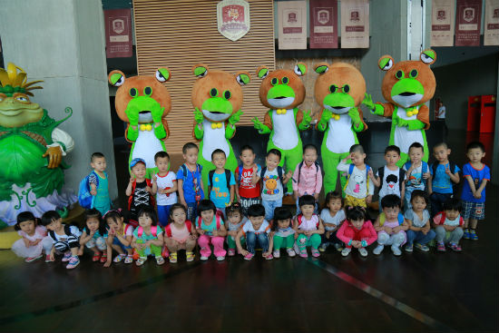 3孩子们和可爱的蛙神们合影留念 陈云鹏摄.jpg