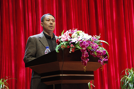 学工部副部长颜宪军主持大会 大学生新闻中心 李佳昕.jpg