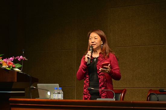 王娟娟老师进行主题演讲.JPG