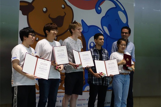 驻韩荷兰大使馆创新科技高级官员Peter Wijlhuizen为特别奖获奖学生颁奖.jpg