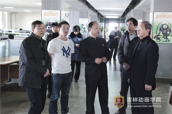 2郑立国董事长陪同专家组对吉林禹硕电影公司进行参观调研.jpg
