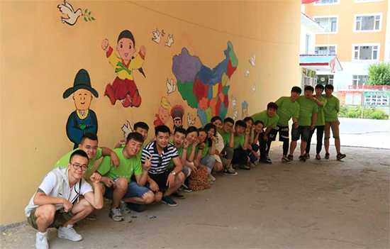 5志愿者来到丹英社区宣传墙进行墙绘.png