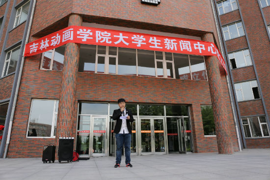 5刘宸玮同学代表大学生新闻中心全体同学进行宣誓 张亚东摄.jpg