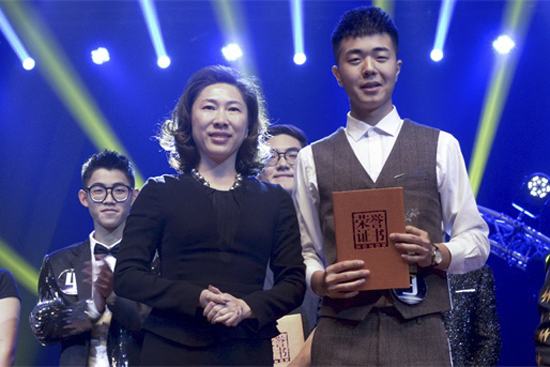 1学校副董事长、副院长刘欣出席大赛并为冠军选手张韦文颁奖.jpg