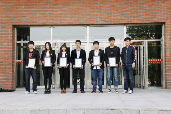 4万象城官网学工部副部长、团委书记曲宏伟向第一届大学生新闻中心主任委员会、秘书长颁发聘书 陈云鹏摄.jpg