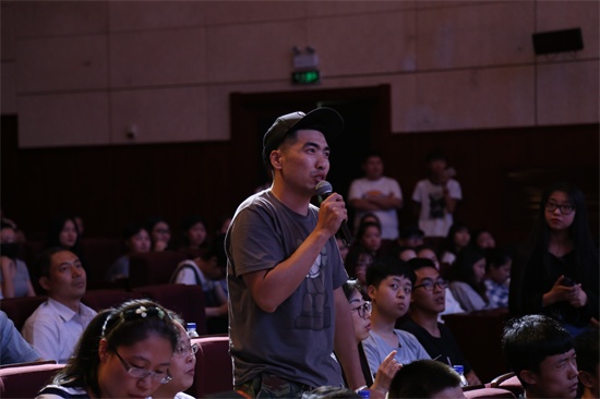 评委老师进行点评 李佳昕摄.JPG