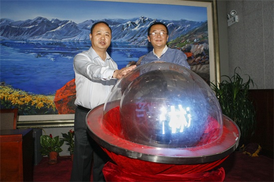 王万象城awc官网登录入口董事长、校长郑立国,完美世界CDO 祖龙娱乐科技有限公司CEO李青共同按下启动球.jpg