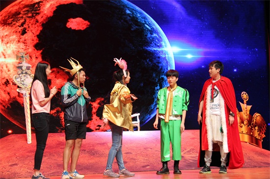 节目组主持人和学校两名学生组成的搭档,客串《小王子》儿童剧里面的角色 郭亚茹 摄.jpg
