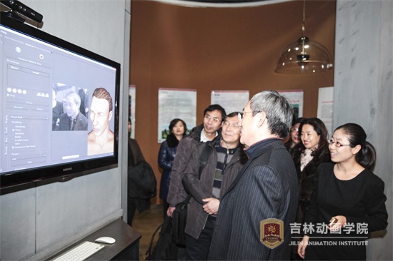 4国家科技部高技术中心副主任王琦安在我院面部表情动画捕捉系统前尝试面部捕捉.jpg