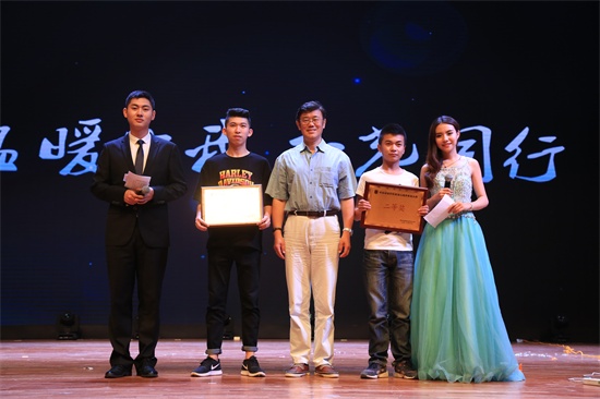 副校长岳学军为二等奖获得者颁奖 刘华清摄.JPG