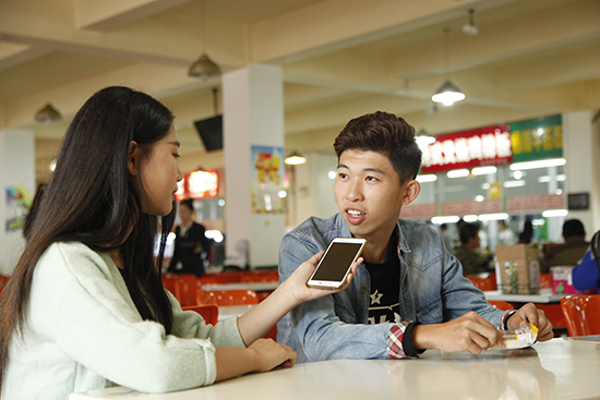 采访新生 (李佳明 摄)副本.jpg